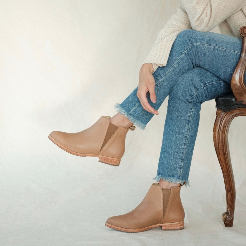 Nisolo Everyday Chelsea Boot in Almond Size 7.5